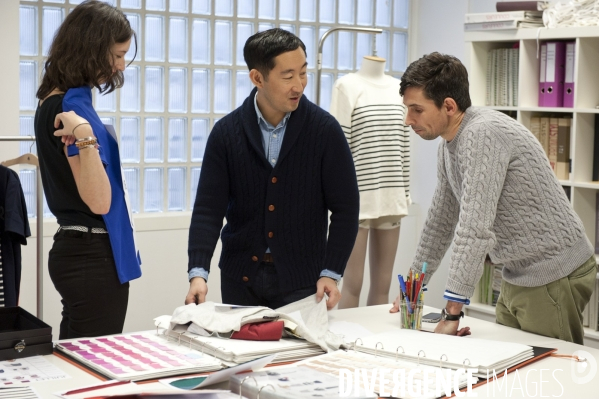 Gildas Loaec et Masaya Kuroki, fondateurs du duo Kitsuné, et directeurs artistiques des collections adultes de Petit Bateau, travaillent à leur nouvelle collection.