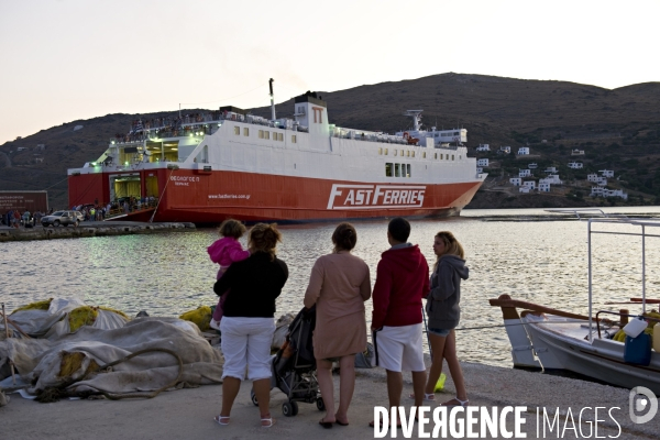 Ports illustration.Le ferry Theologos,debarquement dans le port de Gavrio dans l ile d  Andros