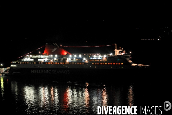 Ports illustration.Dans le port de Evdilos sur l ile d Icarie, un  ferry pret a appareiller pour son retour de nuit au Piree