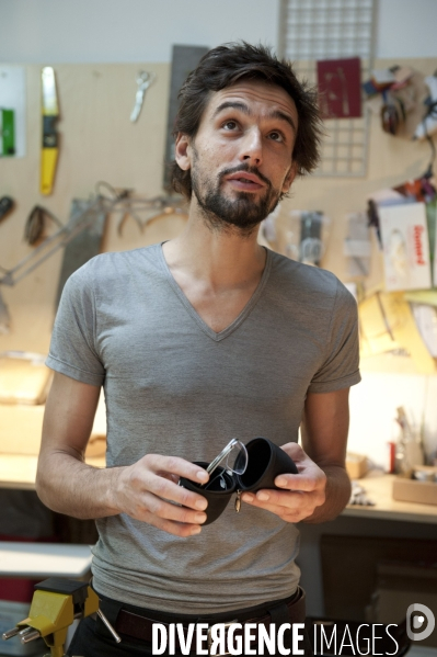 Lucas de Stael fondateur d Undostrial, lunetier artisanal, dans son atelier parisien.