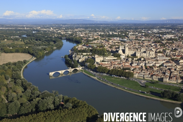 Vue aerienne de l agglomeration d Avignon