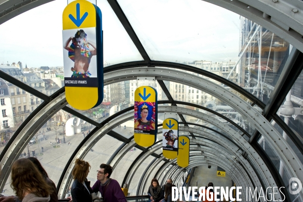Illustration Février 2014..L offre culturelle du centre Pompidou dans l escalator qui conduit les visiteurs aux etages.
