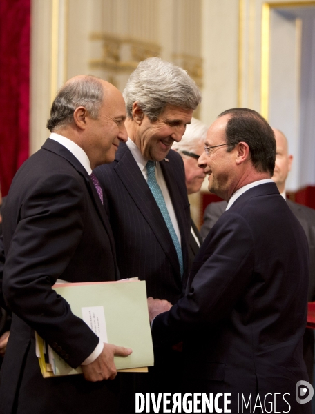 A l occasion de la réunion du groupe international de soutien au Liban, François HOLLANDE reçoit John KERRY et Serguei LAVROV en pleine crise ukrainienne.