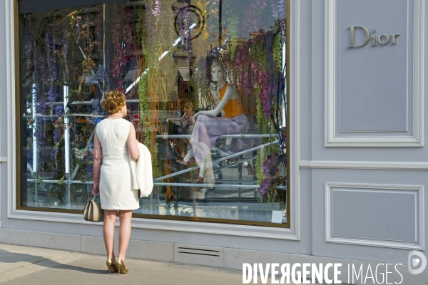 Illustration Mars 2014.L avenue Montaigne emblématique du shopping de luxe et de la haute couture.Le magasin Dior