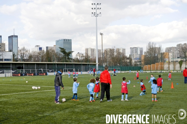 Illustration Mars 2014.Des enfants pratiquent le foot dans le stade Dejerine pres de la porte de Montreuil.