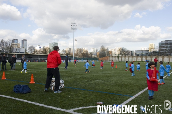 Illustration Mars 2014.Des enfants pratiquent le foot dans le stade Dejerine pres de la porte de Montreuil.