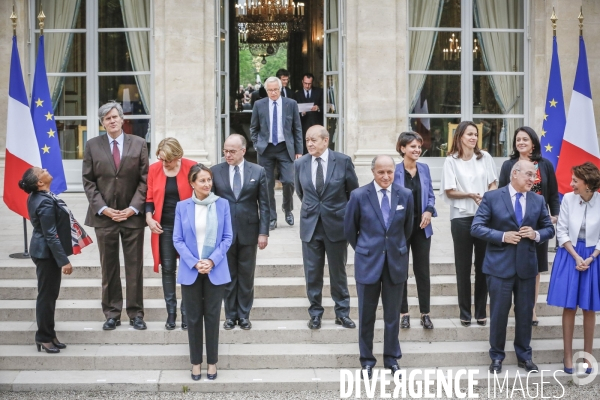 Premier Conseil des ministres du gouvernement Valls et photo du gouvernement