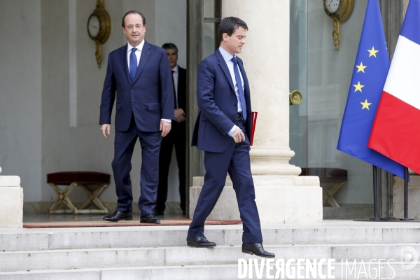 Premier Conseil des ministres du gouvernement Valls et photo du gouvernement