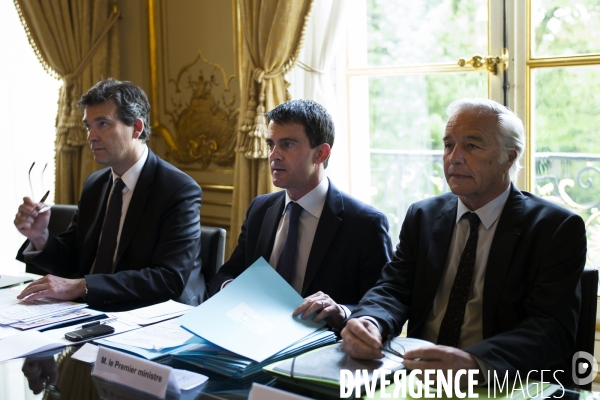 Manuel Valls recoit les organisations syndicales et patronales.