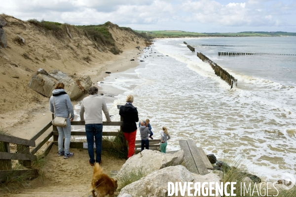Illustration Avril 2014...Installation de mille pieux pour proteger la dune et tenter d enrayer son erosion.dans la baie de Wissant