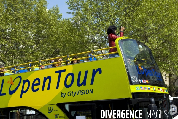 Illustration Avril 2014.Des touristes dans un autobus à l impérial de la compagnie l  Open Tour.