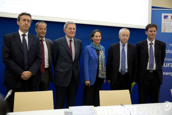 Conférence de presse de Ségolène Royal et Gérard Mestrallet, le PDG de GDF-Suez, sur l attribution du second appel d offre pour l éolien en mer.