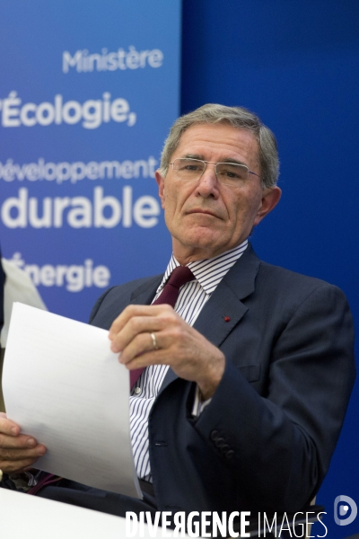 Conférence de presse de Ségolène Royal et Gérard Mestrallet, le PDG de GDF-Suez, sur l attribution du second appel d offre pour l éolien en mer.