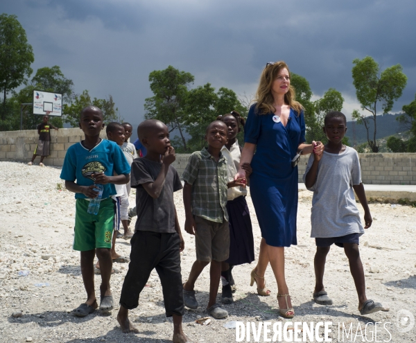 Valerie trierweiler en haiti, marraine du secours populaire.