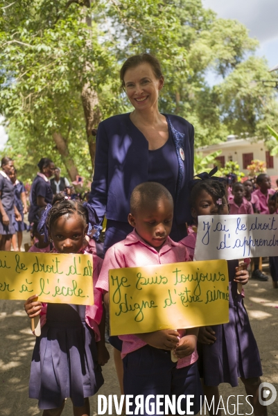 Valerie trierweiler en haiti, marraine du secours populaire.