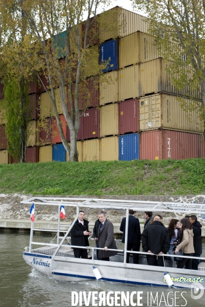 Nicoals Dupont-Aignan au port de Gennevilliers, 19/04/2012