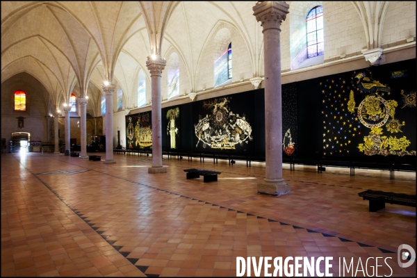 Le Musée Jean Lurçat et de la tapisserie contemporaine d Angers, situé dans l ancien hôpital médiéval Saint Jean, abrite le célèbre  Chant du monde  (1957-1966) de Jean Lurçat.