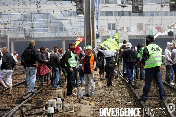 Les Cheminots en Grêve envahissent les voies de la Gare Montparnasse