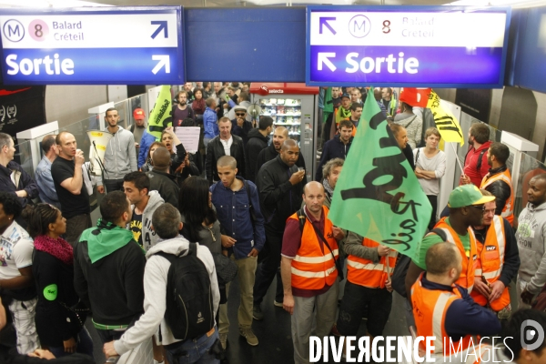 Les Cheminots en Grêve envahissent les voies de la Gare Montparnasse