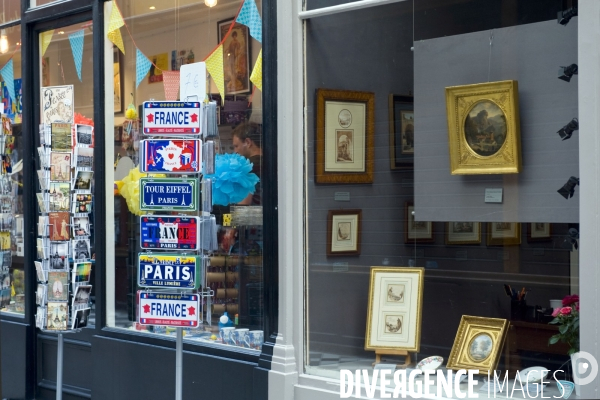 Illustration Juin 2014.Dans le passage Verdeau.Un magasin d antiquites jouxte un magasin d  articles pour touristes