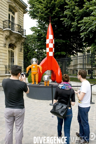 Illustration Juin 2014..Dans la cour d Acturial, société de vente aux encheres une réplique de la fusee de Tintin dans  On a marche sur la Lune,