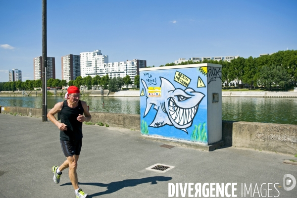 Illustration Juillet 2014.Joggeur  en plein effort sur les quais de Seine a Ivry sur seine