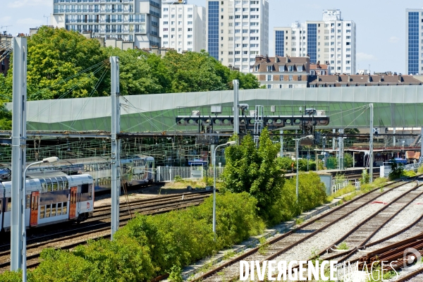 Illustration Juillet 2014.La gare sncf banlieue et grande lignes de Choisy le Roi.RER  carrivant en gare.