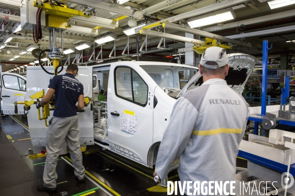 L usine Renault de Sandouville près du Havre produit le nouvel utilitaire de la marque au losange, le Traffic .