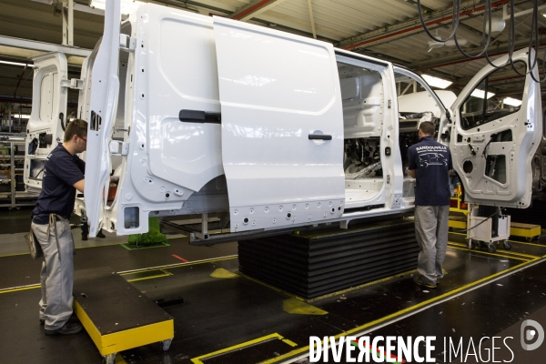 L usine Renault de Sandouville près du Havre produit le nouvel utilitaire de la marque au losange, le Traffic .