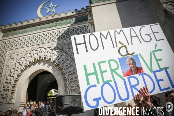Hommage des musulmans à Hervé Gourdel devant la mosquée de Paris