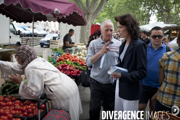 LAUPIES Valérie FN sur le marché d Arles avant le 1er tour des législatives
