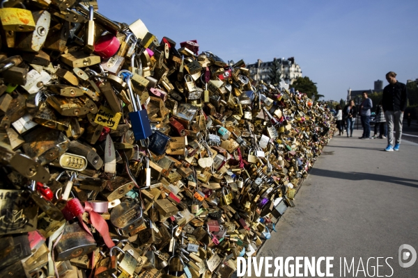Les cadenas d amour accrochés aux grilles des ponts de Paris vont bientôt disparaitre.