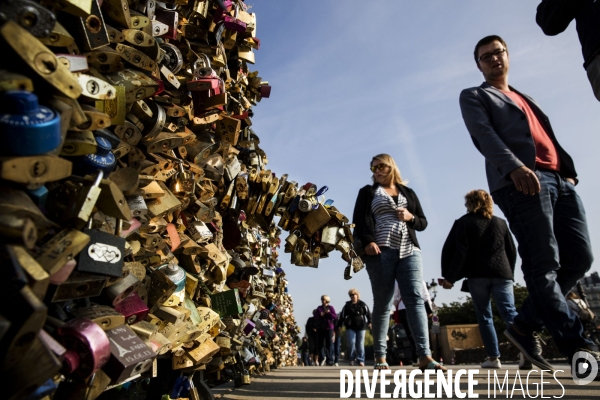 Les cadenas d amour accrochés aux grilles des ponts de Paris vont bientôt disparaitre.