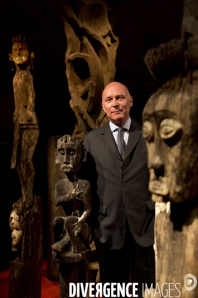 Stéphane MARTIN, Président du Musée du Quai Branly  parmi les oeuvres du carrefour Insulinde, plateau des collections permanentes.