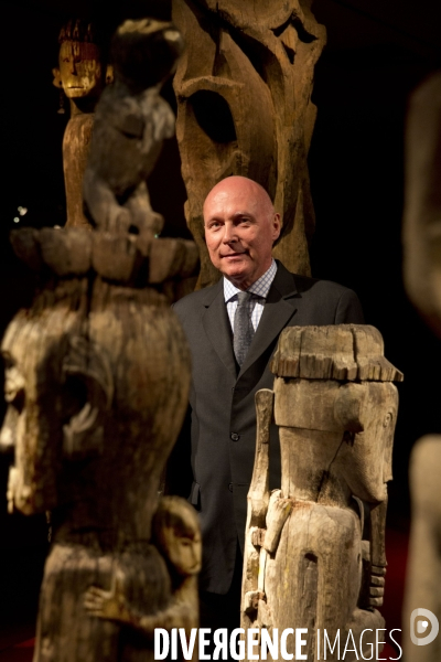 Stéphane MARTIN, Président du Musée du Quai Branly  parmi les oeuvres du carrefour Insulinde, plateau des collections permanentes.