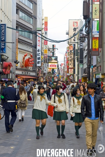 Osaka. Ecolieres en uniforme dans la rue
