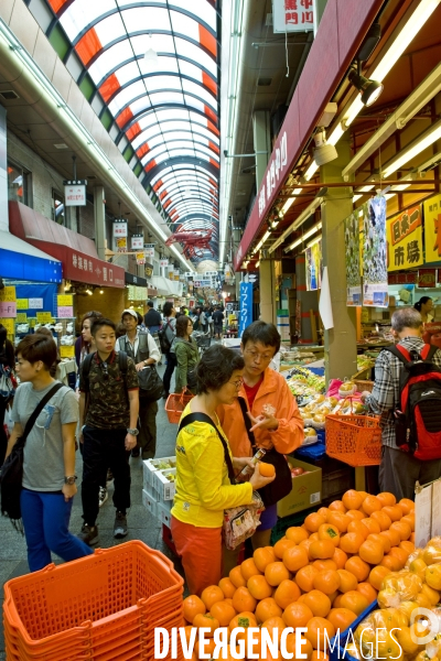Osaka. Dans le quartier de Nanba, le Kuromon Ichiba, est le plus grand marché couvert d Osaka
