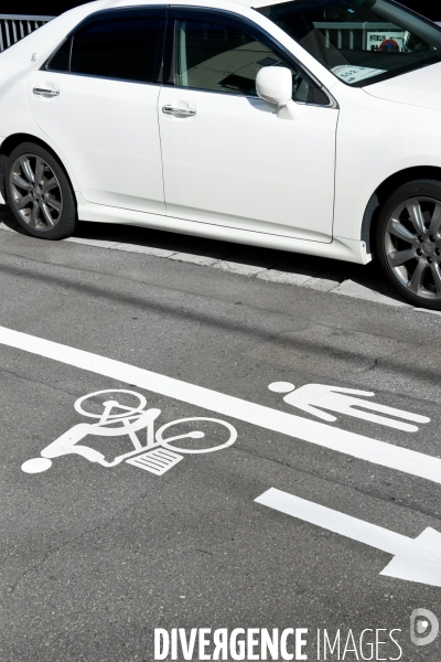 Kanazawa.Pictogrammes indiquant le partage de la voie publique entre les pietons et les cyclistes