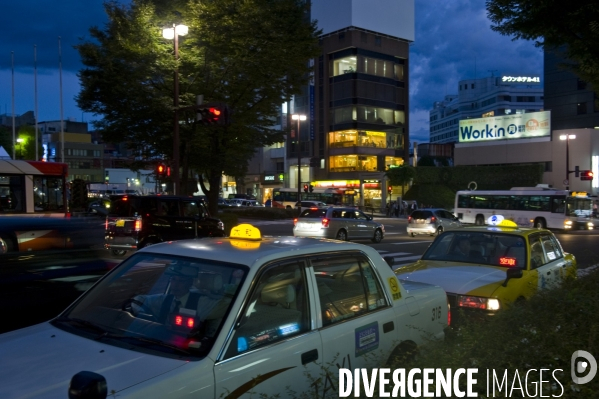 Kanazawa.Ambiance nocturne dans une rue du centre ville, deux chauffeurs de taxis attendent le client;