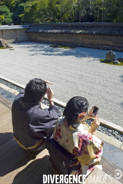 Kyoto.Le jardin de pierres,du temple Ryoan-ji, un jardin zen rectangulaire de 25 m de long et de10 de large.Sur le sable blanc ratissee 15 rochers disposes .