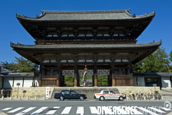 Kyoto.Le temple Chion-in et sa porte Sanmon, la plus grande du Japon