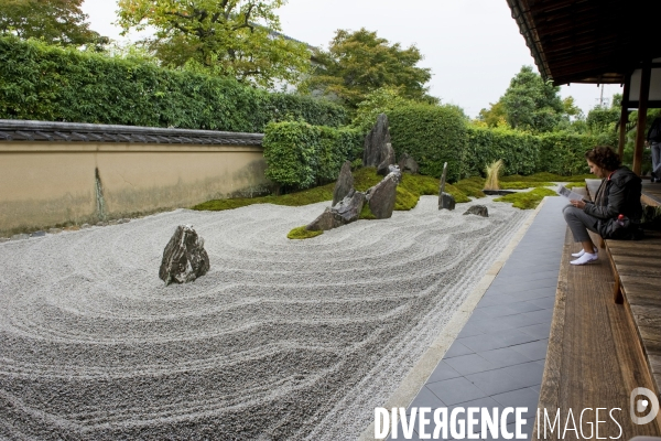 Kyoto.Au Daitokuji, un ensemble d une douzaine de temples, une touriste dans le jardin sec du  pavillon Daisen-