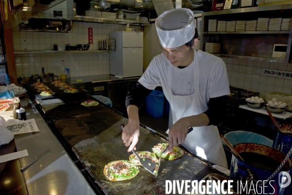 Kyoto.Restaurant dont la specialite est l Okonomiyaki, une crepe fouree
