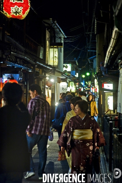 Kyoto.Une femme en kimono dans la ruelle Pontocho,