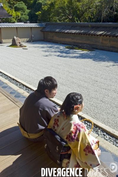 Kyoto.Le jardin de pierres,du temple Ryoan-ji, un jardin zen rectangulaire de 25 m de long et de10 de large.Sur le sable blanc ratissee 15 rochers disposes .