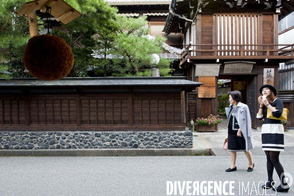 Takayama.La petite Kyoto des Alpes, cernee par les montagnes, a su garder une atmosphere avec ses quartiers classes aux maisons en bois.