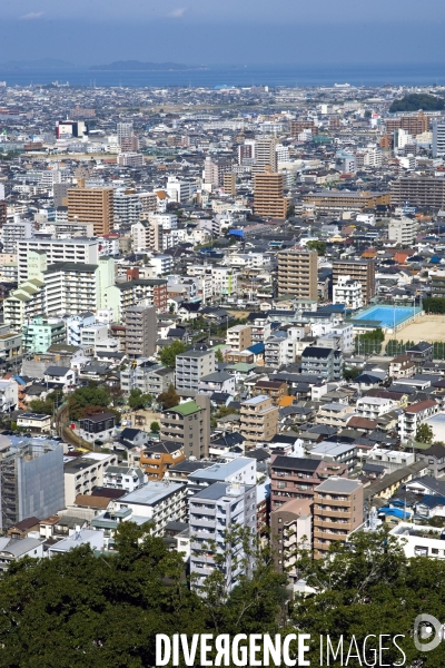 Japon. Matsuyama. Panorama sur la ville.