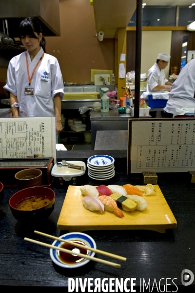 Japon. Okayama.Dejeuner au comptoir dans un restaurant de sushis d un centre commercial du centre ville
