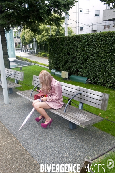 Tokyo.Trop kwaii ! Une jeune fille toute de rose vetue consulte son smartphone assise sur un banc
