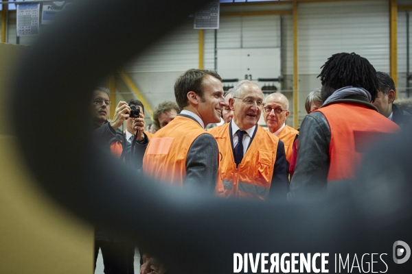Emmanuel Macron,  ministre de l ¢conomie en visite à la plateforme colis de La Poste